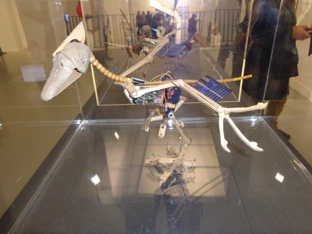 Panamarenko's very first Archaeopterix (1989) was a chicken-like bird that is able to walk around autonomously powered by built-in photoelectric cells - Allereerste Archaeopterix van Panamarenko (1989), een kip-achtige vogel die in staat is om autonoom rond te lopen, aangedreven door ingebouwde foto-elektrische cellen